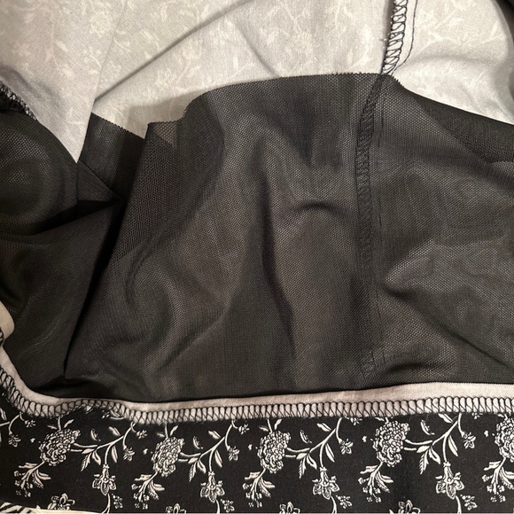 Avenue Plus Size 32 Black  Floral Print Pull On 4 Way Stretch Capri Pants - Picture 4 of 6